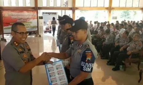 Beruntung Sekali Warga di Daerah Ini, SIM Diantarkan Bhabinkamtibmas ke Rumah Masing-masing