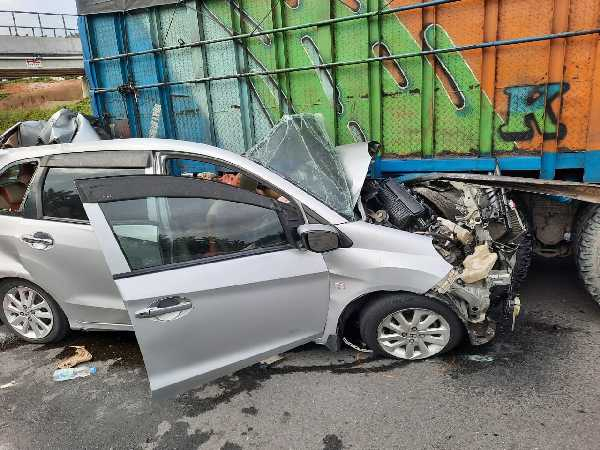 Berkecepatan Tinggi, Mobil Minibus Tabrak Truck di Tol Pekanbaru - Dumai, 2 Orang Meninggal Dunia