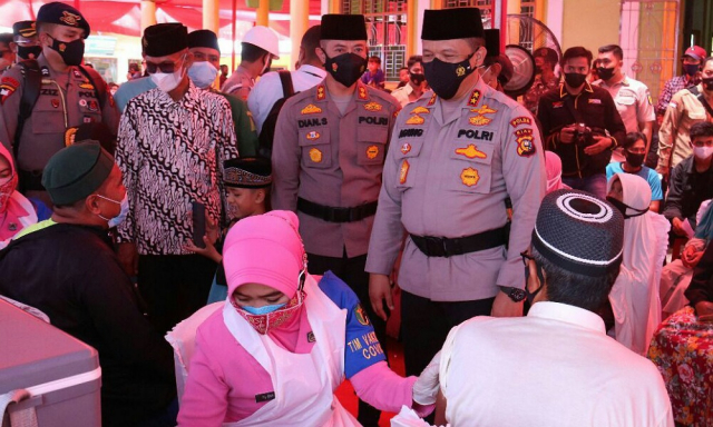 Kapolda Riau Serahkan 1.500 Dosis Vaksin Covid-19 Sekaligus Salurkan Bansos di Inhil