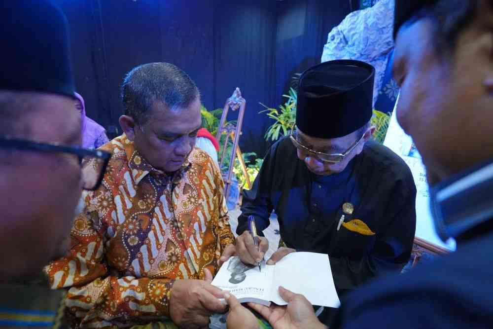 Berisi Perjalanan Sejarah, Wagubri Apresiasi Buku Kisah Permaisuri Kerajaan Siak Tengku Maharatu