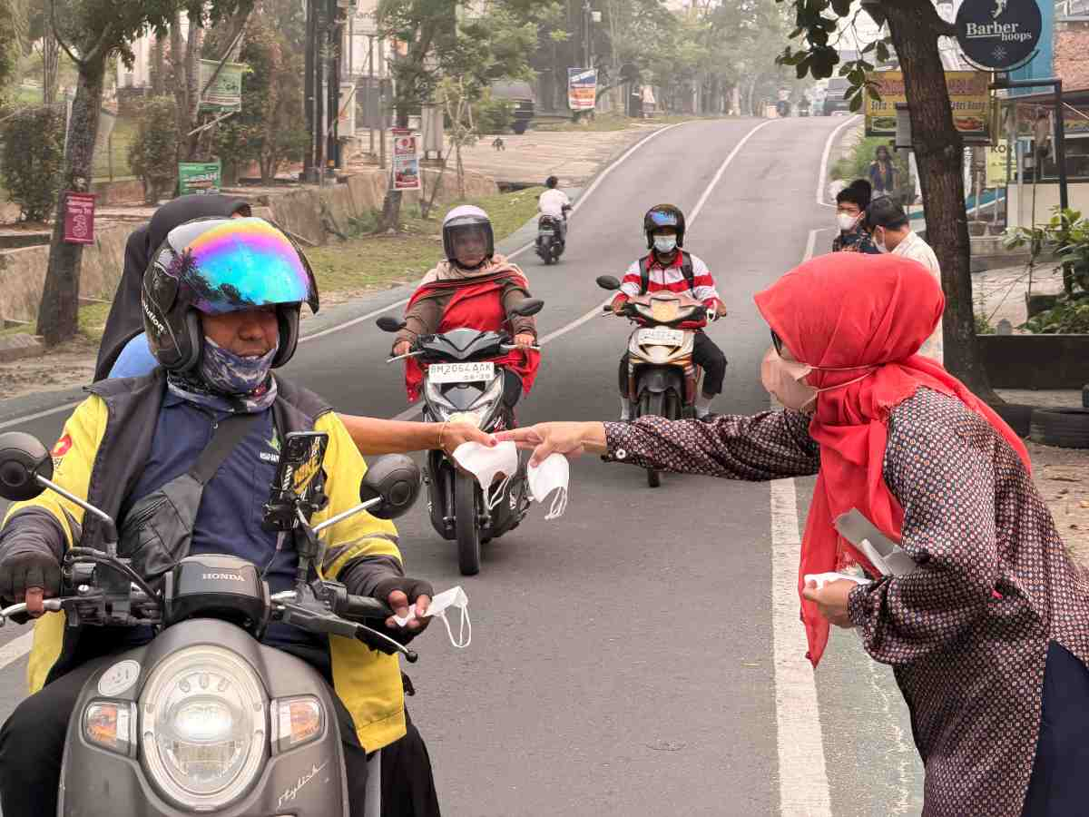Kabut Asap Memburuk, PTPN IV Regional III Kembali Bagi-bagi Masker ke Warga
