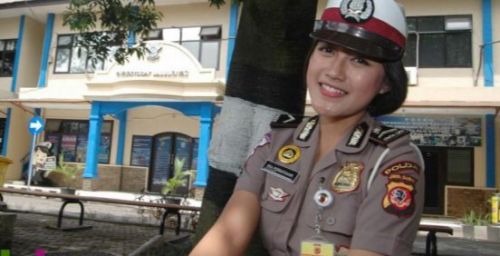 Lihat Polwan Cantik Ini, Malah Banyak Pengendara yang Mau Ditilang