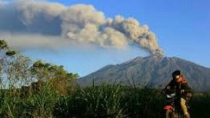 GoRiau Gunung Marapi Sumbar Semburkan Abu, Warga Diimbau Menjauh Radius 3 Kilometer