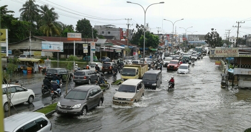 Jalan HR Subrantas Pekanbaru di Sejumlah Titik Bagaikan Sungai