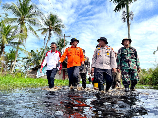 Bupati Kepulauan Meranti Salurkan Sembako untuk Korban Banjir