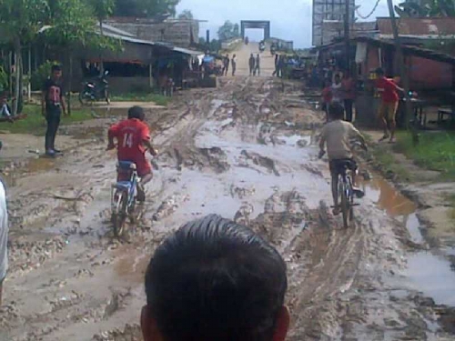 Pemuda Sungai Luar Inhil Manfaatkan Jalan seperti Bubur untuk Wahana Balap Sepeda