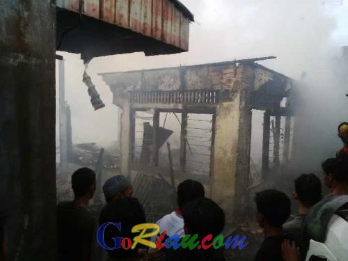 Ini Penyebab Kebakaran yang Melanda Pemukiman Padat Penduduk di Kelurahan Rintis Sore tadi