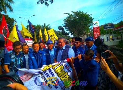 Sampai di Lokasi, SBY Perlihatkan Spanduk dan Bendera Partai Demokrat yang Dirusak OTK