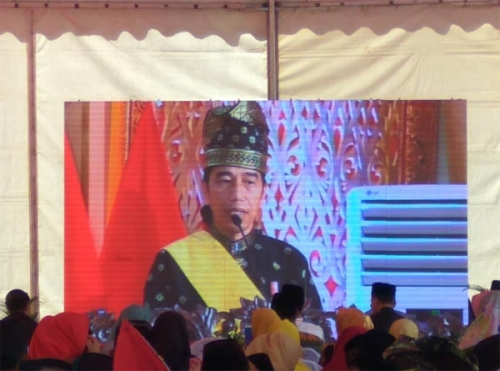 Resmi Terima Gelar Kehormatan Adat Riau, Jokowi Sampaikan Rasa Terima Kasih