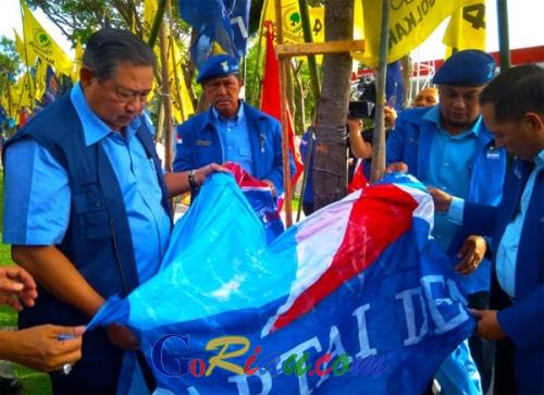 Perang Antar Partai di Jalan Sudirman Pekanbaru, Baleho dan Bendera Partai Demokrat Dirobek-robek OTK