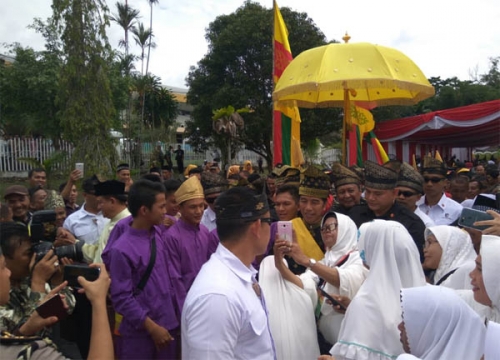 Keluar dari Gedung LAM Riau, Jokowi Disibukkan dengan Foto Bersama Warga