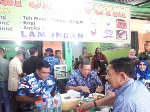 Makan Nasi Uduk di Pasar Minggu, SBY Buat Bangga Masyarakat Tapung Kampar