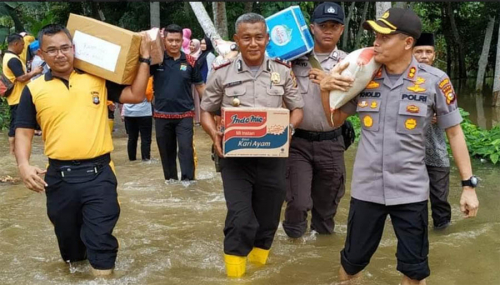Polres Kampar Serahkan Bantuan untuk Warga Terkena Bencana Banjir