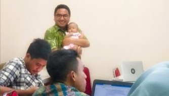 Dosen UGM Gendong Bayi Mahasiswi Berusia 3 Bulan Saat Mengajar di UII, Begini Ceritanya