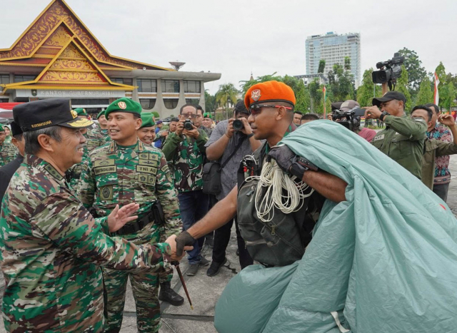 Didaulat Memakai Pakaian TNI AD, Gubri Berharap TNI Senantiasa Bersama Rakyat