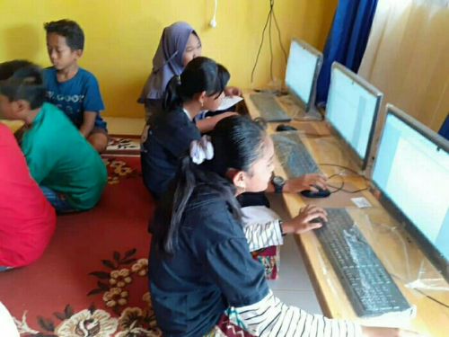 Desa di Pelalawan Ini Manfaatkan Perpusdes untuk Pelatihan Komputer Warga