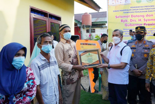Gubernur Riau Serahkan Bantuan Rumah Layak Huni untuk Warga Rohul