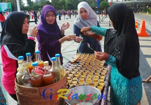 Diserbu di Halaman Kantor Gubernur Riau, 40 Botol Ramuan Si Mbok Jamu Ludes