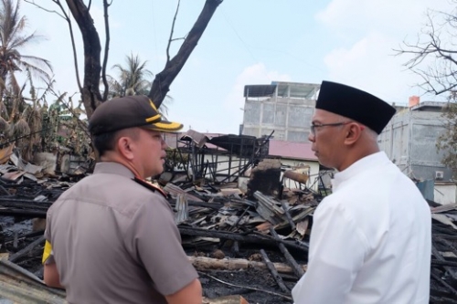 Peduli Kebakaran di Asrama Polisi Tembilahan, Pj Bupati Serahkan Bantuan dari Baznas Inhil
