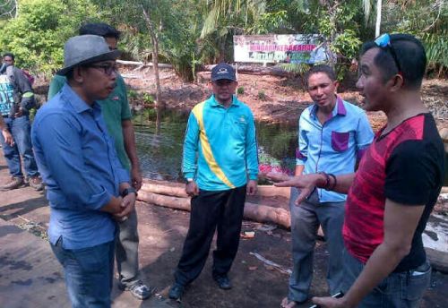 Pemkab Siak Tinjau Sekat Kanal yang Dibangun Masyarakat Sungaitohor Bersama Jokowi