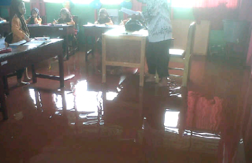 Siswa SDN 011 Sering Barat Pelalawan Batal Belajar, Akibat Bangunan Sekolah Terendam Banjir