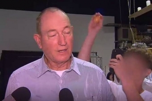 GoRiau Remaja Australia Timpukkan Telur ke Kepala Senator yang Sebut Umat Islam Penyebab Penembakan Brutal di Selandia Baru