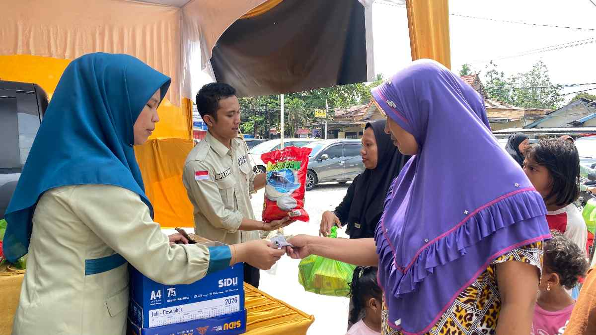 BRK Syariah Gandeng Dharma Wanita Gelar Bazar Sembako Murah untuk Warga Mentangor