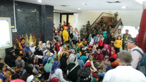 Berhasil Masuki Kantor Gubri, Massa Kumandangkan Lagu Indonesia Raya dan Iwan Fals