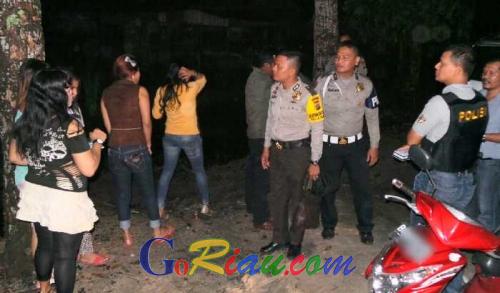 Pengunjung Serta Wanita Malam di Kafe-kafe Sepanjang Jalan Siak II dan Air Hitam Berhamburan Dirazia Polisi