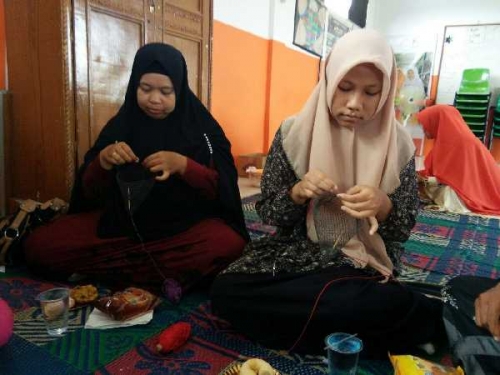 SMP Juara Pekanbaru dan UIN Suska Riau Taja Workshop Merajut