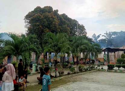 Sekolahnya Terbakar, Ratusan Siswa SD 001 Kencana di Rohil Terpaksa Numpang Belajar ke Sekolah Lain