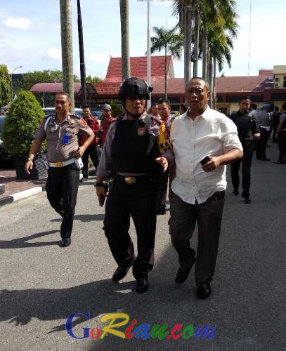 Penangkapan Berlangsung Dramatis, 1 Orang Pria Dibekuk di Samping Polresta Pekanbaru Pasca Serangan Terduga Teroris di Mapolda Riau