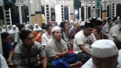 Shalat Tarawih Malam Pertama, Umat Islam Padati Masjid Al Mukminin di Jalan Kutilang Sakti Tampan