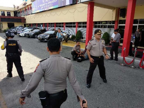 Berikut Situasi Detik-detik Serangan Terduga Teroris Bermobil di Mapolda Riau yang Tewaskan 1 Polisi dan Lukai 2 Lainnya
