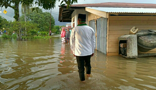 Bupati Zukri Tinjau Warga Terdampak Banjir di Bunut