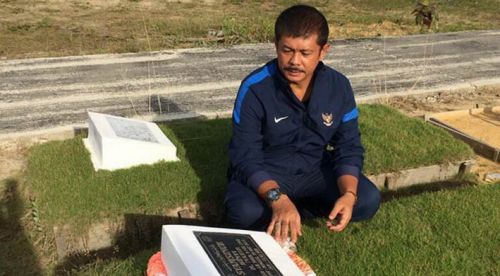 Di Pekanbaru, Pelatih Timnas Indra Sjafri Sempatkan Ziarah ke Makam Ibunda