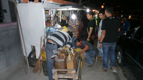 Sweeping Warung Kaki Lima, Polsek Limapuluh Amankan Belasan Botol Minuman Keras