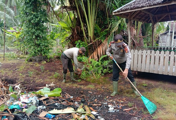 Sambut Hari Bhayangkara, Polsek Rangsang Bersihkan 5 Rumah Ibadah di Dua Kecamatan