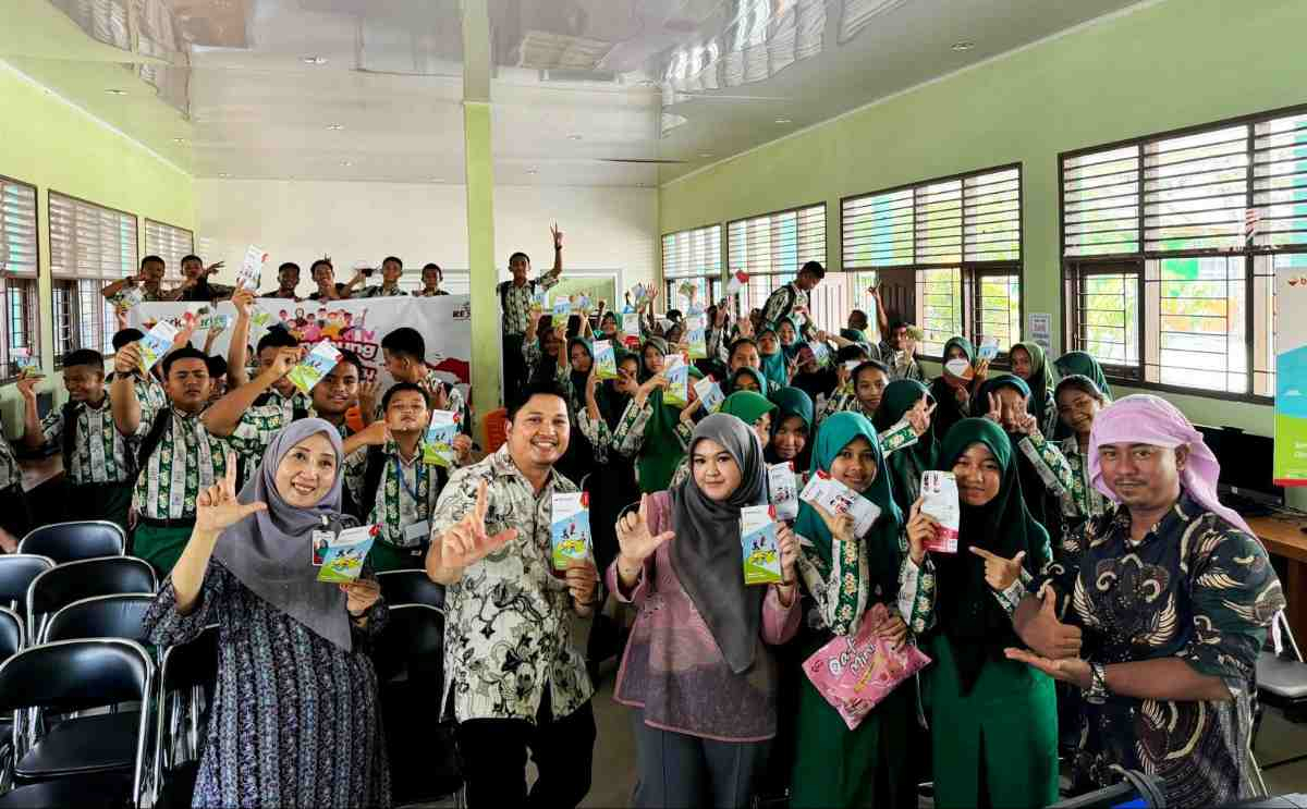 Setor Rp1.000 ke Bank Riau Kepri Syariah Pekanbaru Arifin Ahmad, Pelajar Langsung Miliki Tabungan Simpel
