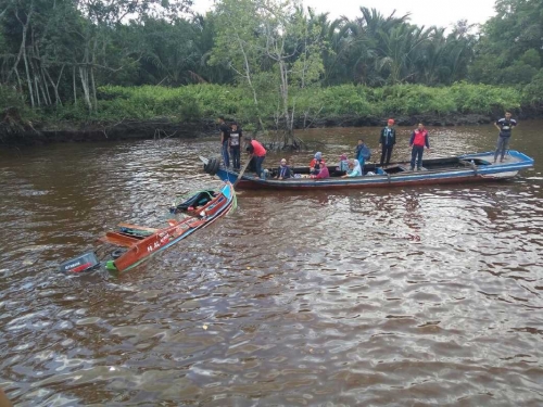 Tabrakan Speedboat di Terusan Saka Mandah, Pasutri dan Tiga Anaknya Dilarikan ke Rumah Sakit