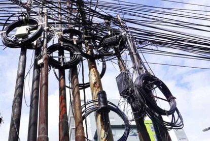GoRiau Tiang Fiber Optik yang Berantakan di Pekanbaru akan Ditertibkan