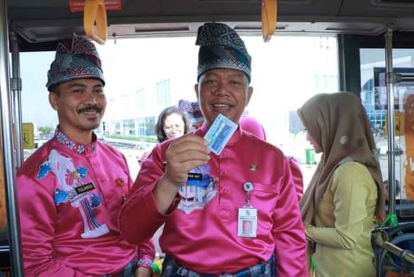 GoRiau Mulai 16 Juli, Naik Bus Trans Metro Pekanbaru Hanya Bisa Bayar Pakai Brizzi atau QRIS