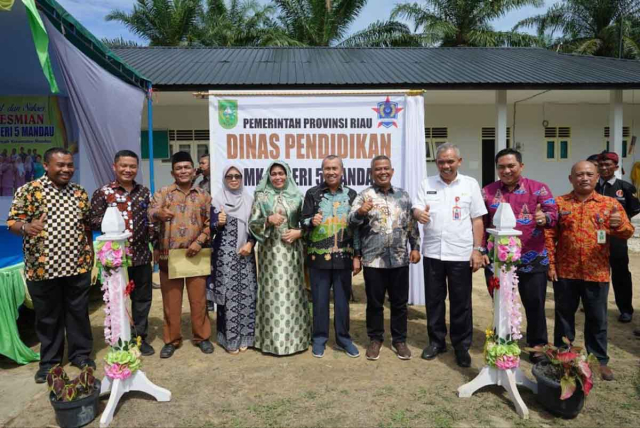 Riau Sudah Bangun 10 SMA dan SMK Baru, dan Nasionalisasikan 2 SMA Swasta