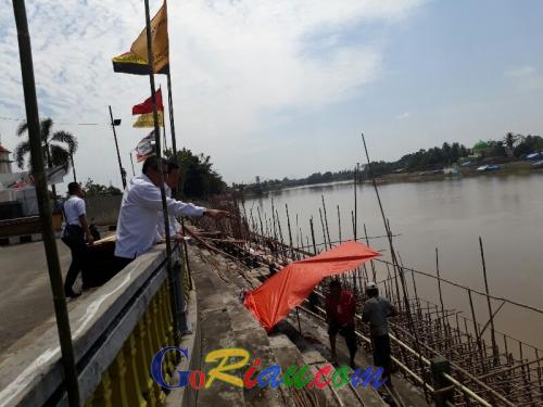 Wabup Kuansing Ingin Tertibkan Tribun Komersial di Tepian Narosa, Biar Masyarakat Bisa Nonton Gratis