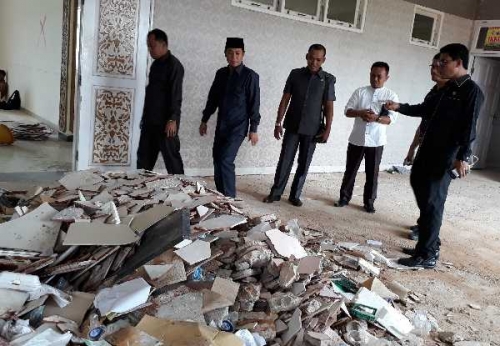 Waduh, Rehab Gedung DPRD Pelalawan Senilai Rp3,2 Miliar Hanya Dikerjakan 7 Orang