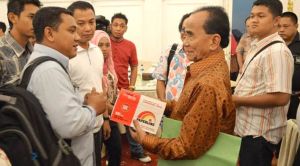 GoRiau Waduh, Saat Lakukan Klarifikasi, Gubernur Riau Annas Maamun Sodorkan Amplop ke Mahasiswa, Tapi Tak Diterima