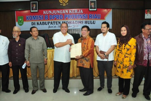 Bupati Yopi Beri Kado ke Komisi B DPRD Riau