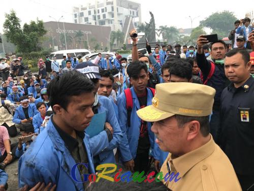Gubri Syamsuar Temui Mahasiswa yang Lakukan Aksi Depan Kantor Gubernur Riau