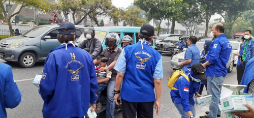 Kabut Asap Tak Kunjung Hilang, Demokrat Riau Bagikan 20.000 Masker dan Buka Posko Pelayanan Kesehatan
