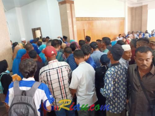 Lapar Saat Prosesi Pelantikan Dewan Siak 2019 Berlangsung, Undangan Rebutan Nasi Kotak